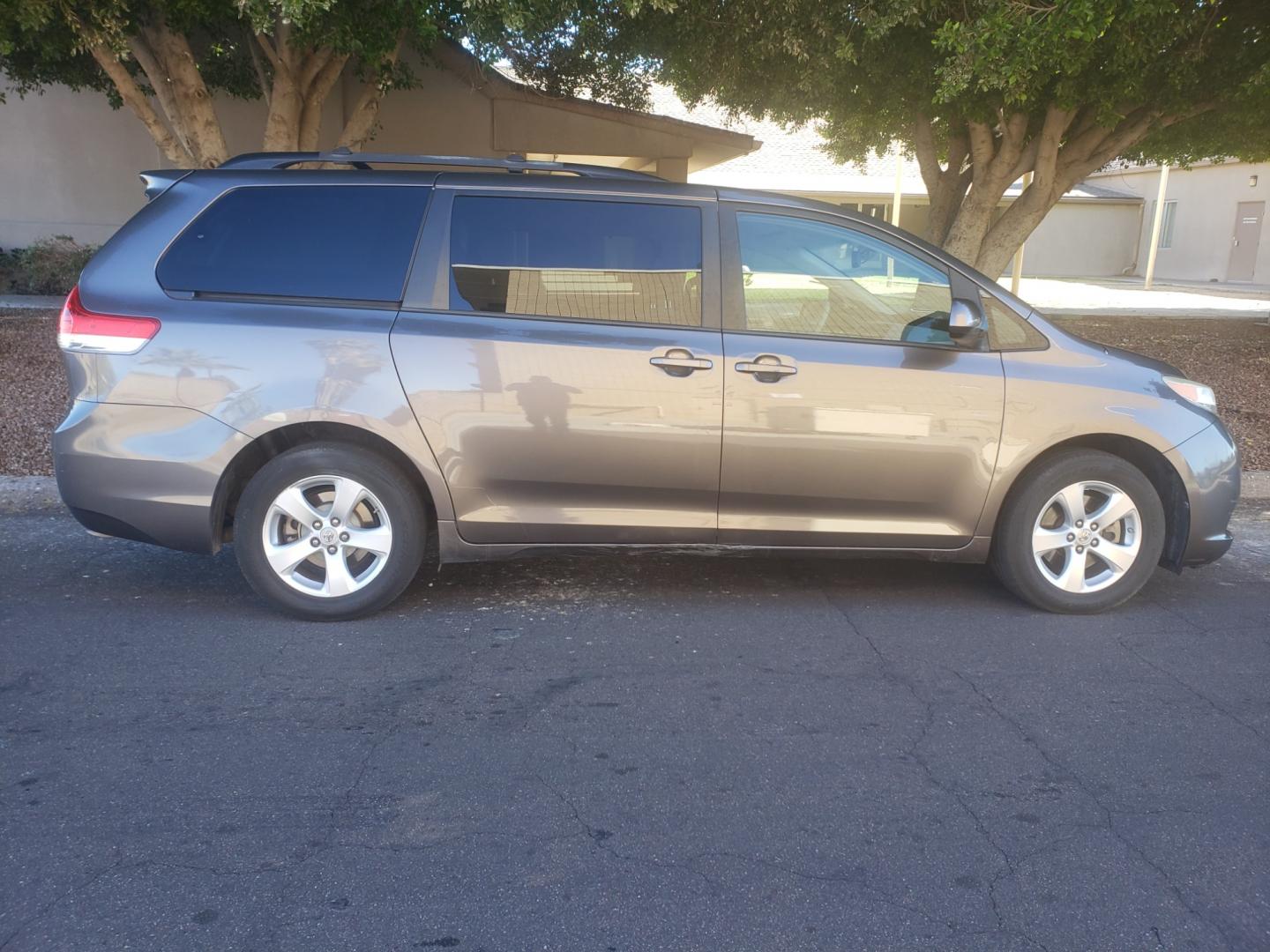 2012 /gray and lite gray Toyota Sienna le (5TDKK3DC2CS) with an 3.5L V6 DOHC 24V engine, 6-Speed Automatic Overdrive transmission, located at 323 E Dunlap Ave., Phoenix, AZ, 85020, (602) 331-9000, 33.567677, -112.069000 - Photo#4